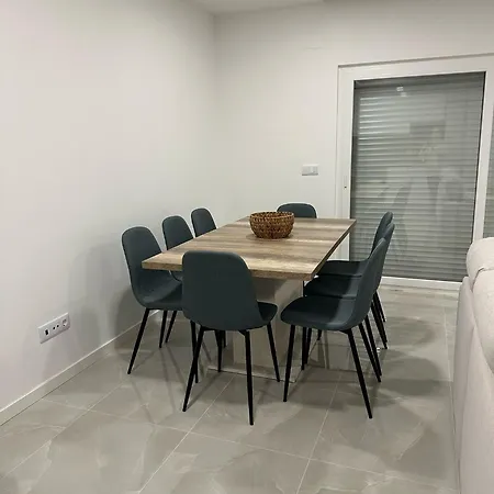 Glorious House アパート